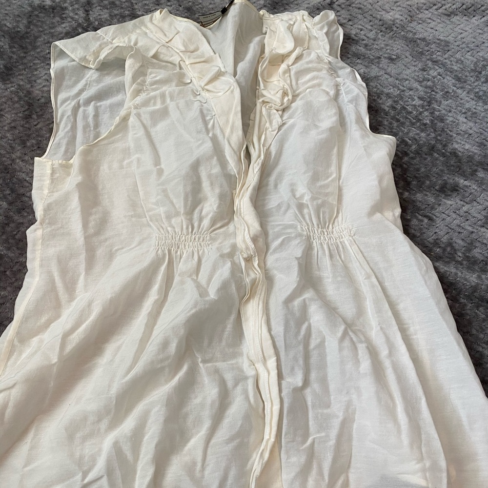 Feminine and beautiful lightweight BCBG Top